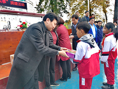 会长徐晨寅参加党武中心小学爱心捐助活动